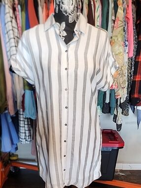 Lulu's Men's Short-Sleeve Button-Down Shirt - White & Gray Vertical Stripes